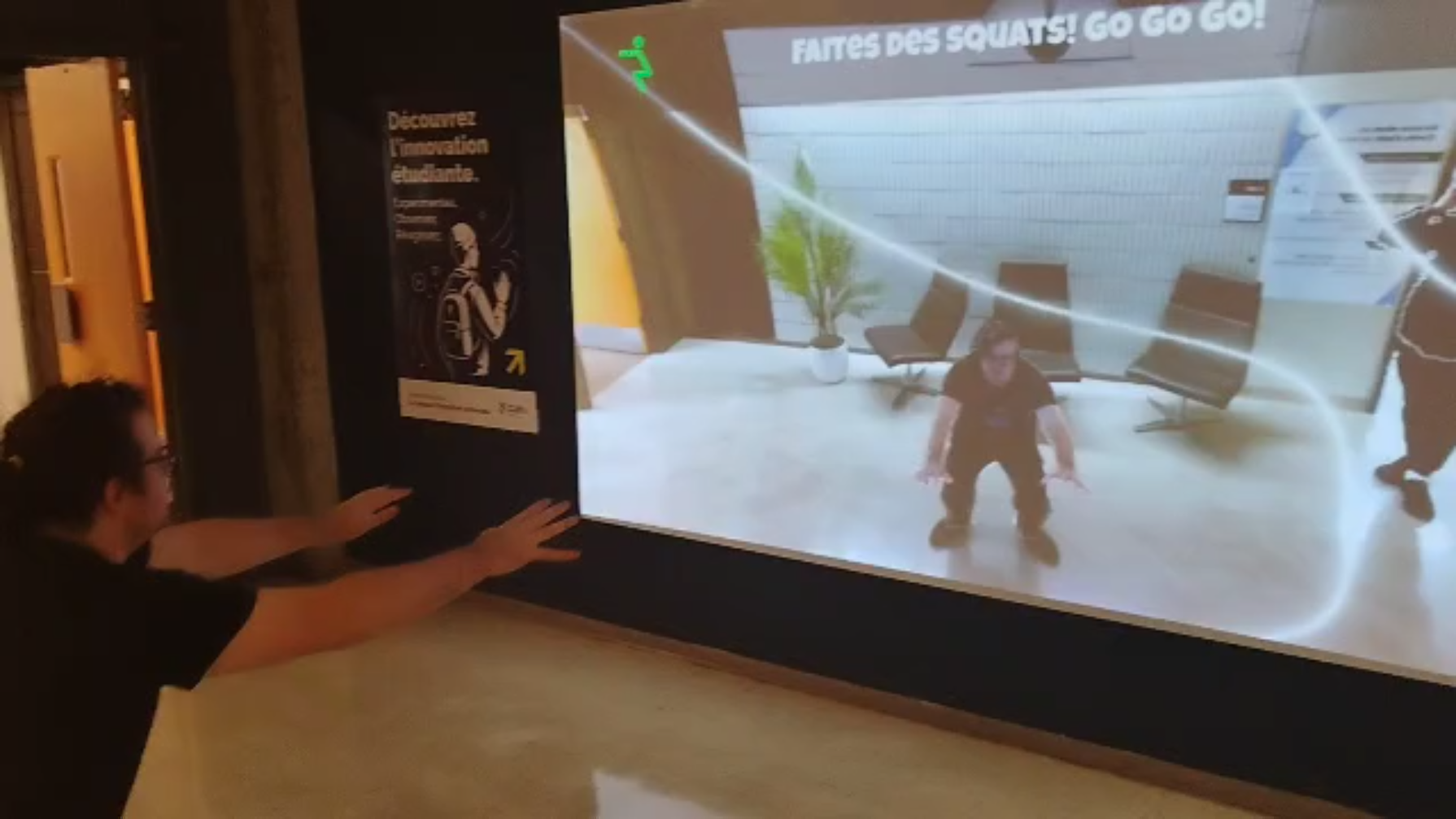 Une projection murale de quelqu'un qui fait un squat